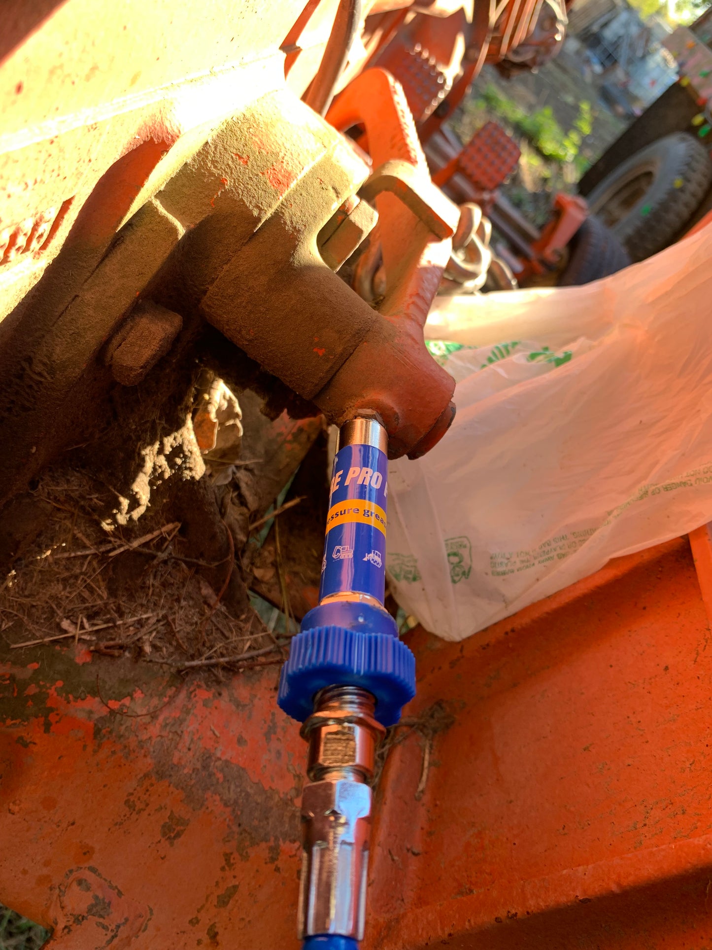 Lock-on high pressure grease coupler